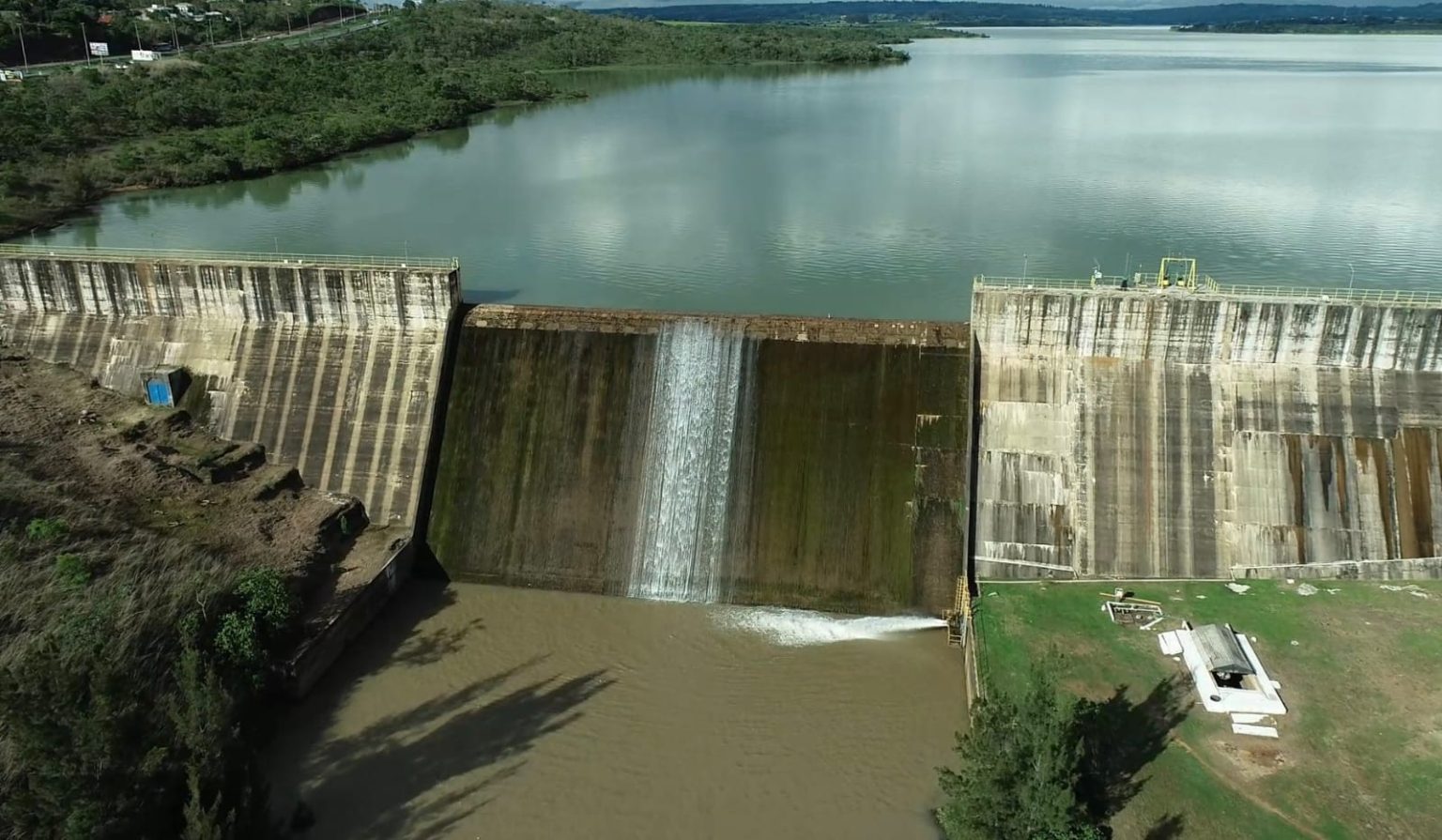 Barragem-do-Descoberto-esta-cheia-e-verte-mais-cedo-1536x895-1.jpeg