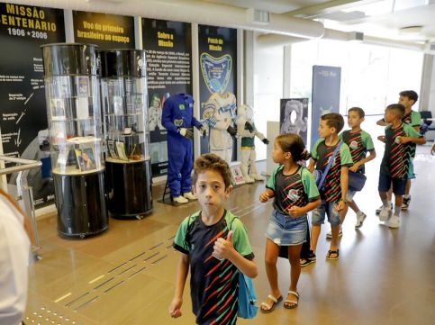 Visita de crianças de escolas públicas integra comemoração dos 50 anos do Planetário