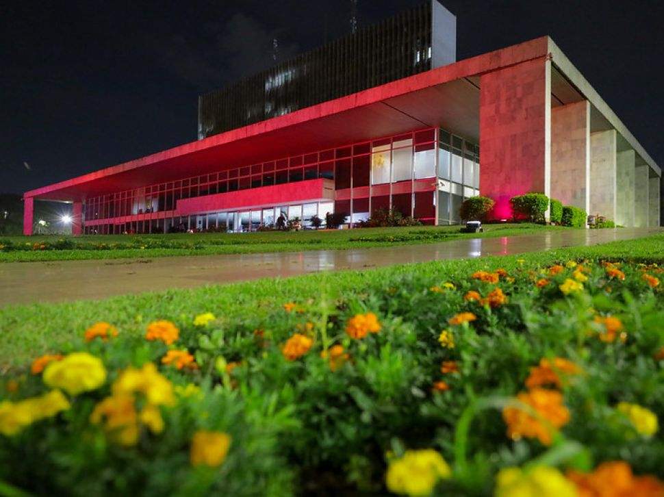 Palácio do Buriti é iluminado com a cor rosa para alertar sobre o câncer de mama