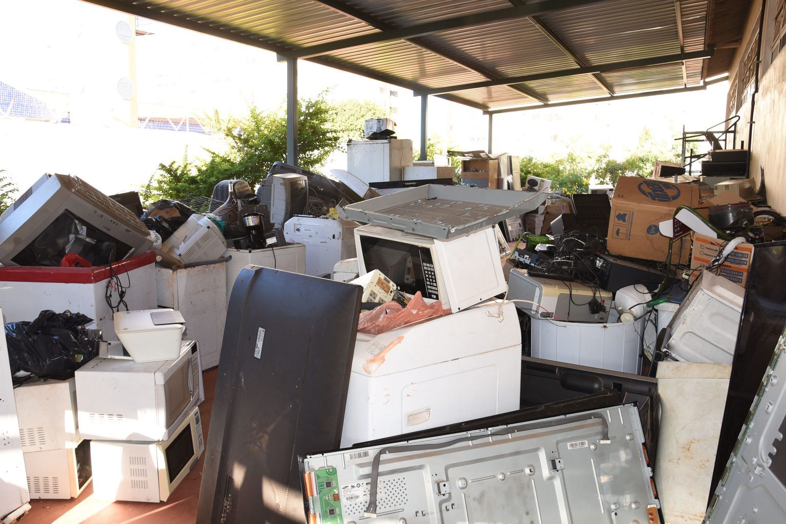 Centro-de-Ensino-Especial-2-de-Ceilandia-arrecada-lixo-eletronico-para-ganhar-computadores-foto-2-1536x1024-1.jpg