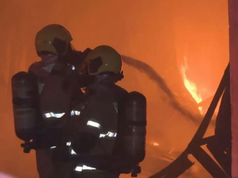 incêndio de grandes proporções atinge depósito de pneus em Ceilândia